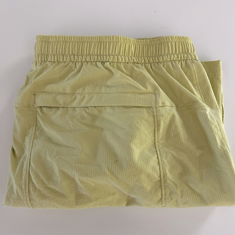 Like new lulu men’s 5 inch large bowline shorts